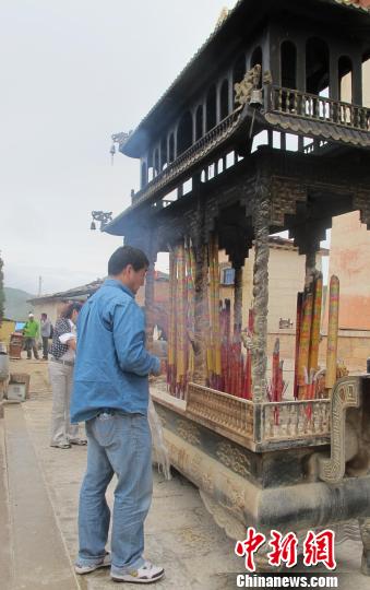 9月11日，云南香格里拉縣松贊林寺香火旺盛。當地旅游局透露，今年，截至8月30日，游客數量已達到30萬，國外游客數量約3.6萬，破2011年紀錄指日可待。鄭雪松攝