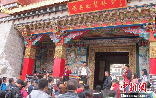 9月11日，云南香格里拉縣松贊林寺香火旺盛。當地旅游局透露，今年，截至8月30日，游客數量已達到30萬，國外游客數量約3.6萬，破2011年紀錄指日可待。鄭雪松攝