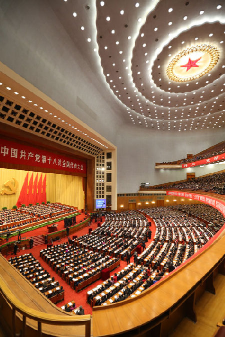中國共產黨第十八次全國代表大會在北京隆重開幕 。11月8日，中國共產黨第十八次全國代表大會在北京人民大會堂隆重開幕。　新華社記者丁林攝