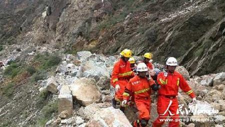消防官兵正將受傷人員抬出災區