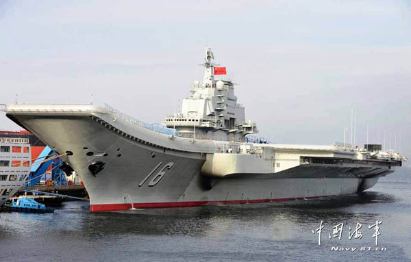 原文配圖：中國海軍航母平臺港內最新靜態照片。李唐 攝