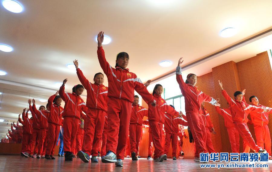3月17日，云南省迪慶藏族自治州德欽縣第一小學的學生在舞蹈室里跳民族舞。新華社 藺以光 攝