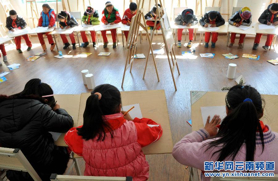  3月17日，云南省迪慶藏族自治州德欽縣第一小學學生在美術教室里上課。新華社 藺以光 攝