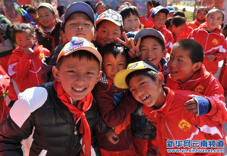  3月17日，云南省迪慶藏族自治州德欽縣第一小學的孩子面對鏡頭露出笑容。新華社 藺以光 攝