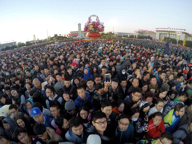 國慶首日天安門廣場7萬人看升旗 實現人走地凈