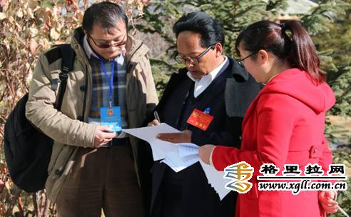 兩會審稿制度非常嚴格，稿件把控尤為重要。圖為州委宣傳部領導在審核新聞稿件。