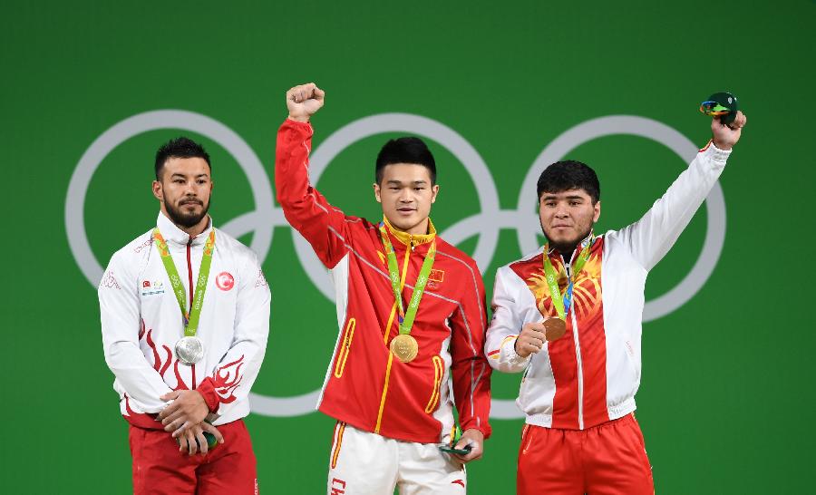 8月9日，中國選手石智勇（中）、土耳其選手伊斯梅洛夫（左）和吉爾吉斯斯坦選手阿爾特科夫在頒獎儀式上。當日，在2016年里約奧運會舉重男子69公斤級決賽中，中國選手石智勇以352公斤的總成績奪冠。土耳其選手伊斯梅洛夫和吉爾吉斯斯坦選手阿爾特科夫分獲亞軍、季軍。新華社記者程敏攝 