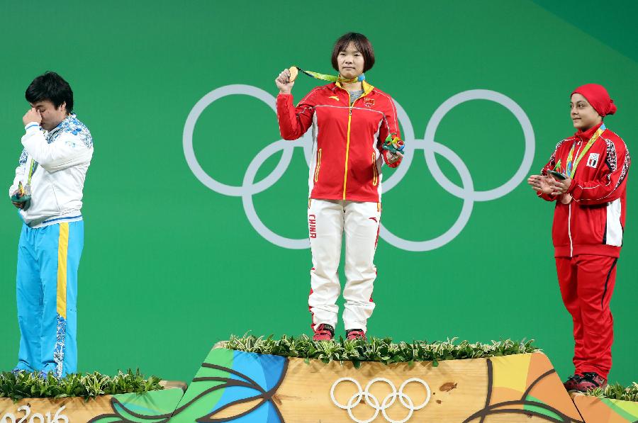 <P>8月10日，中國選手向艷梅（中）、哈薩克斯坦選手扎帕庫爾（左）和埃及選手艾哈邁德在頒獎儀式上。當日，在2016年里約奧運會女子舉重69公斤級決賽中，向艷梅以261公斤的總成績奪得冠軍，扎帕庫爾和艾哈邁德分獲亞軍和季軍。新華社記者李明攝</P>