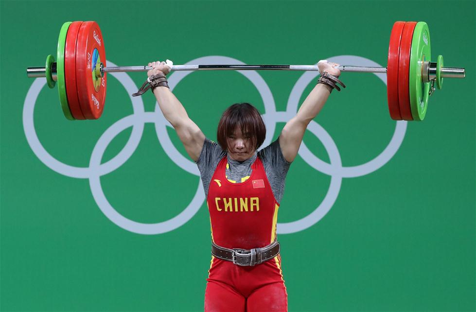 8月10日，向艷梅在挺舉比賽中。當日，在2016年里約奧運會女子舉重69公斤級決賽中，中國選手向艷梅以261公斤的總成績奪得冠軍。 新華社記者李明攝