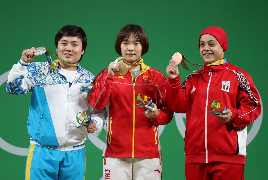 <P>8月10日，中國選手向艷梅（中）、哈薩克斯坦選手扎帕庫爾（左）和埃及選手艾哈邁德在頒獎儀式上展示獎牌。當日，在2016年里約奧運會女子舉重69公斤級決賽中，向艷梅以261公斤的總成績奪得冠軍，扎帕庫爾和艾哈邁德分獲亞軍和季軍。新華社記者李明攝</P>