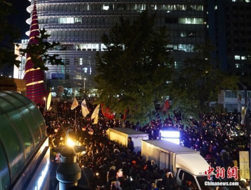  兩萬(wàn)名韓國(guó)民眾及民間團(tuán)體人士在首爾市中心舉行燭光集會(huì)，譴責(zé)“親信干政事件”給韓國(guó)社會(huì)帶來(lái)的不良影響，要求總統(tǒng)樸槿惠對(duì)此事負(fù)責(zé)。圖為集會(huì)現(xiàn)場(chǎng)。<a target='_blank'  data-cke-saved- ><p  align=