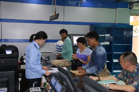 維西縣地稅局辦稅服務大廳工作人員在耐心、仔細辦理業(yè)務