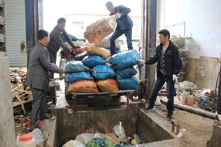 香格里拉市市場監管局查處一非法豬皮加工點
