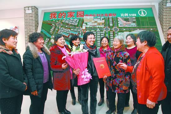 王煥榮受表彰歸來后和鄉親們一起交流治家的心得。圖片來源于網絡