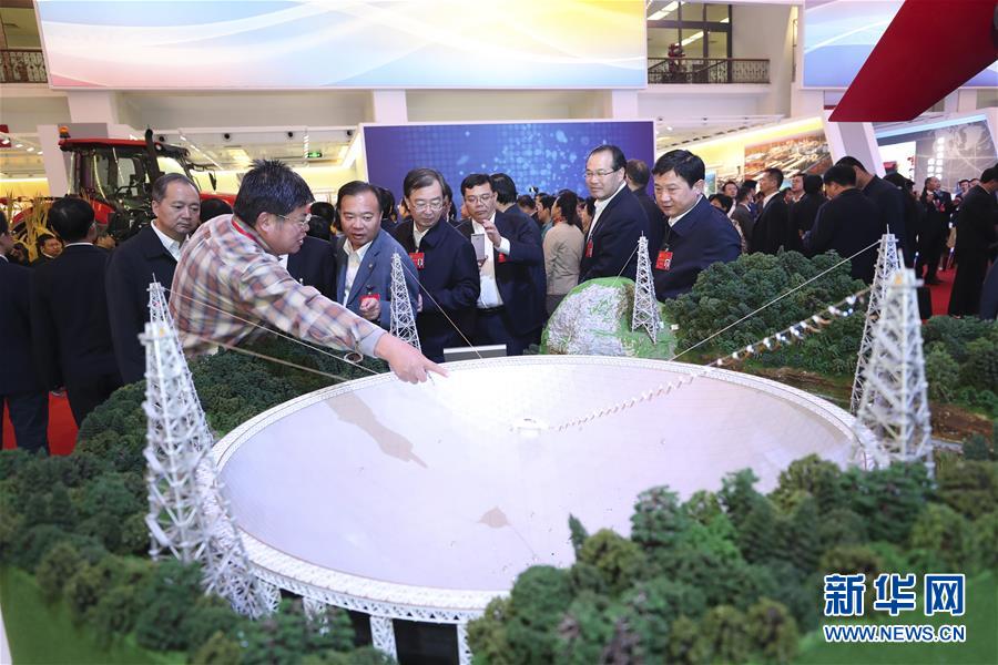 （十九大·圖文互動）不忘初心 不負時代——黨的十九大代表參觀“砥礪奮進的五年”大型成就展 