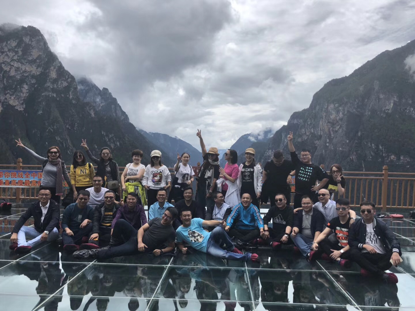 游客暢游巴拉格宗景區