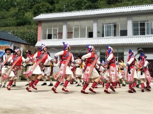 維西縣老年藝術團向廣大群眾送去精彩的文藝節目