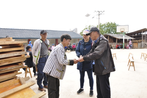 迪慶日報社相關(guān)負責人為臘馬洛村民小組村民漢麗送去助學金