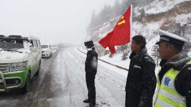 德欽交警奮戰風雪保暢通