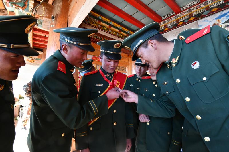 我州籍戰(zhàn)士義西榮獲“十大標兵士官”稱號