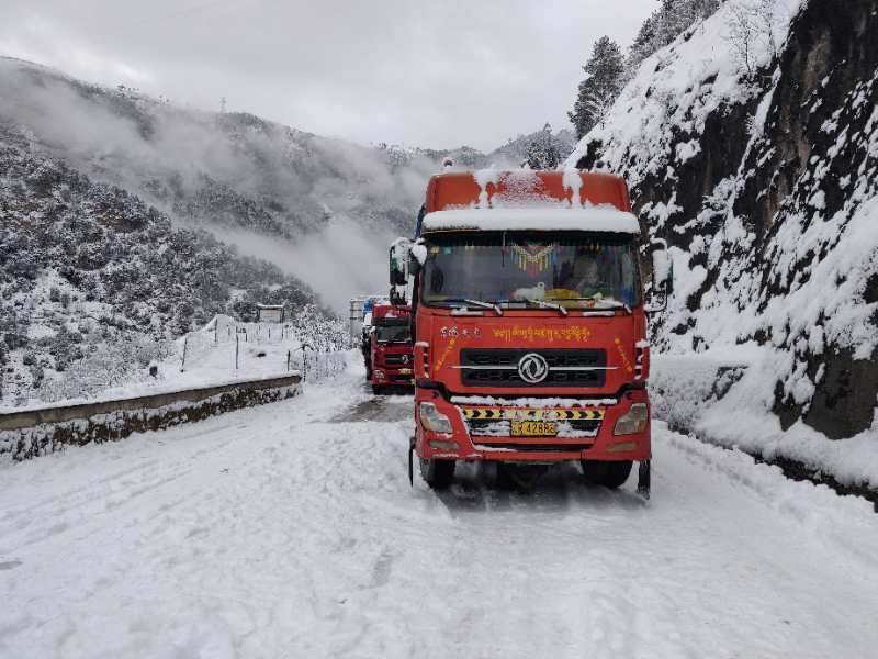 迪慶多處道路積雪結冰濕滑 出行須注意安全