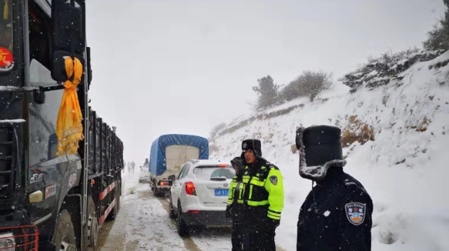 3月1日，迪慶州境內普降大雪出行請注意安全