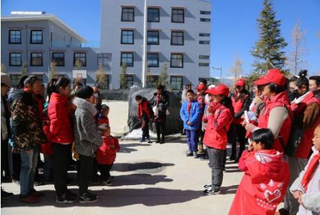 中國人民銀行迪慶支行兒到童福利院開展獻愛心活動