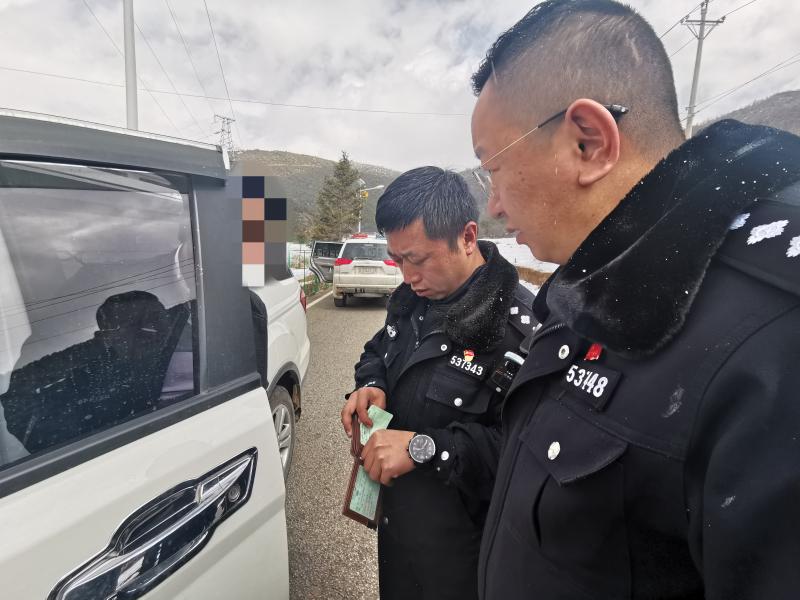 五鳳山打鳥的人被現場抓了這樣的行為可要不得