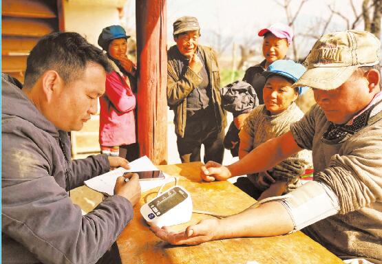 拉嘎洛村村醫為村民免費測量血壓