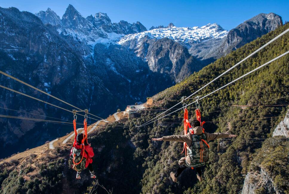 游人在巴拉格宗景區體驗高空滑索