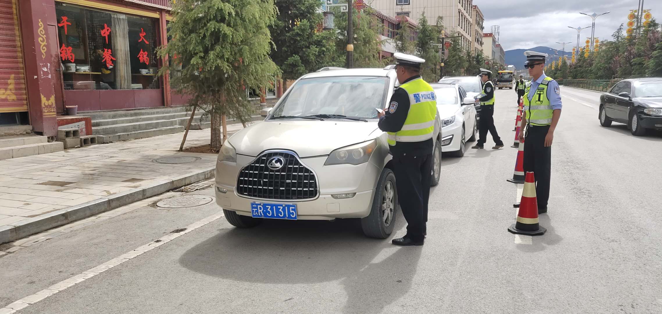 香格里拉城市交警大隊凈化城區道路交通安全環境