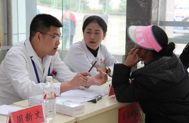 “同心·共鑄中國心”醫療專家到德欽維西義診