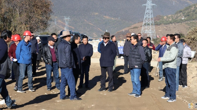 齊建新到香格里拉市調研公路建設