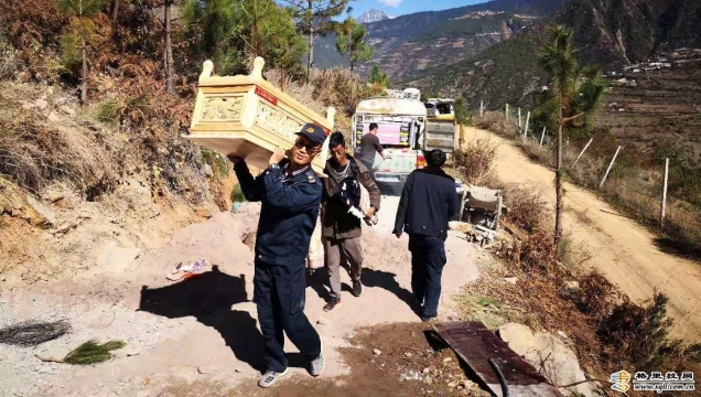搬新家 住新房 德欽路政大隊(duì)走訪慰問特困戶