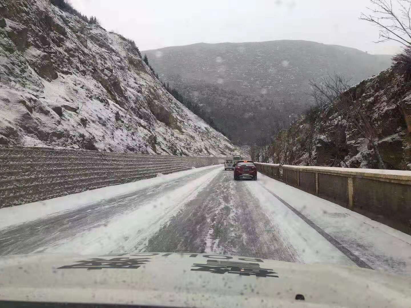 雪后路滑出行要小心！迪慶的親們，最新路況來了
