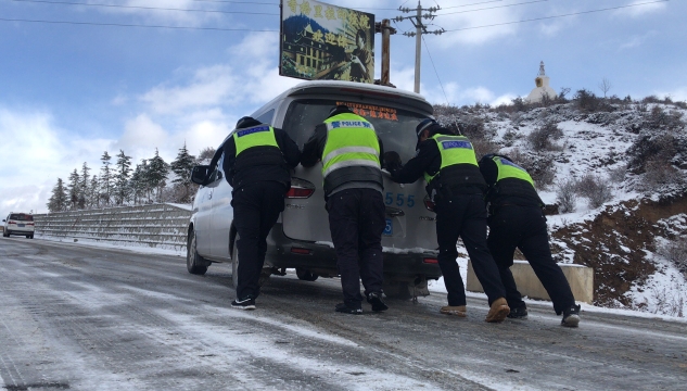 迪慶交警“浴雪”奮戰保平安