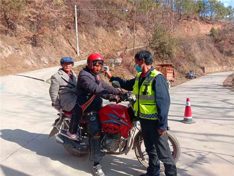 拉嘎洛村疫情防控監測卡點對村民進行體溫檢測