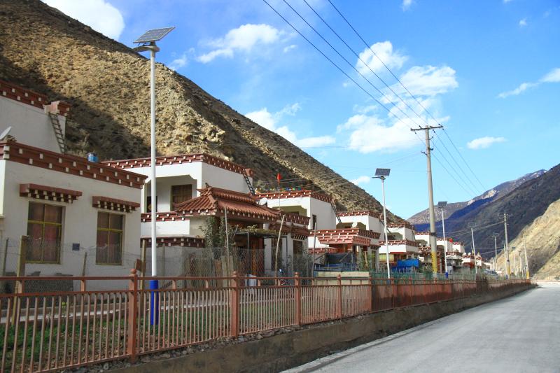 生態移民建新村