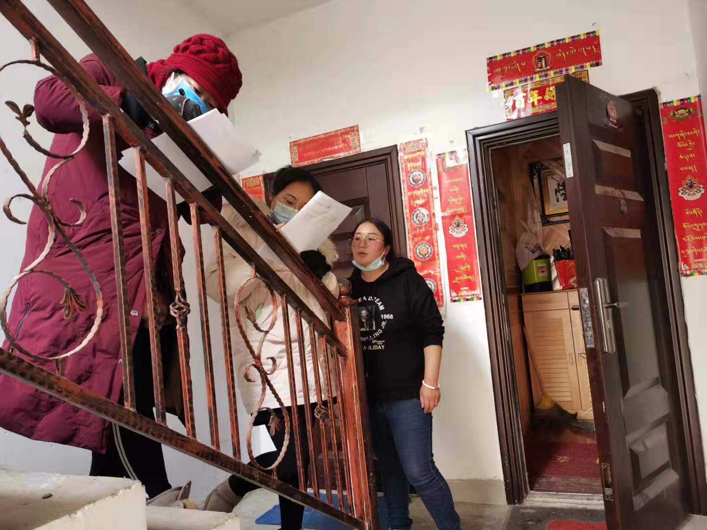 香格里拉市300余名干部進小區開展排查