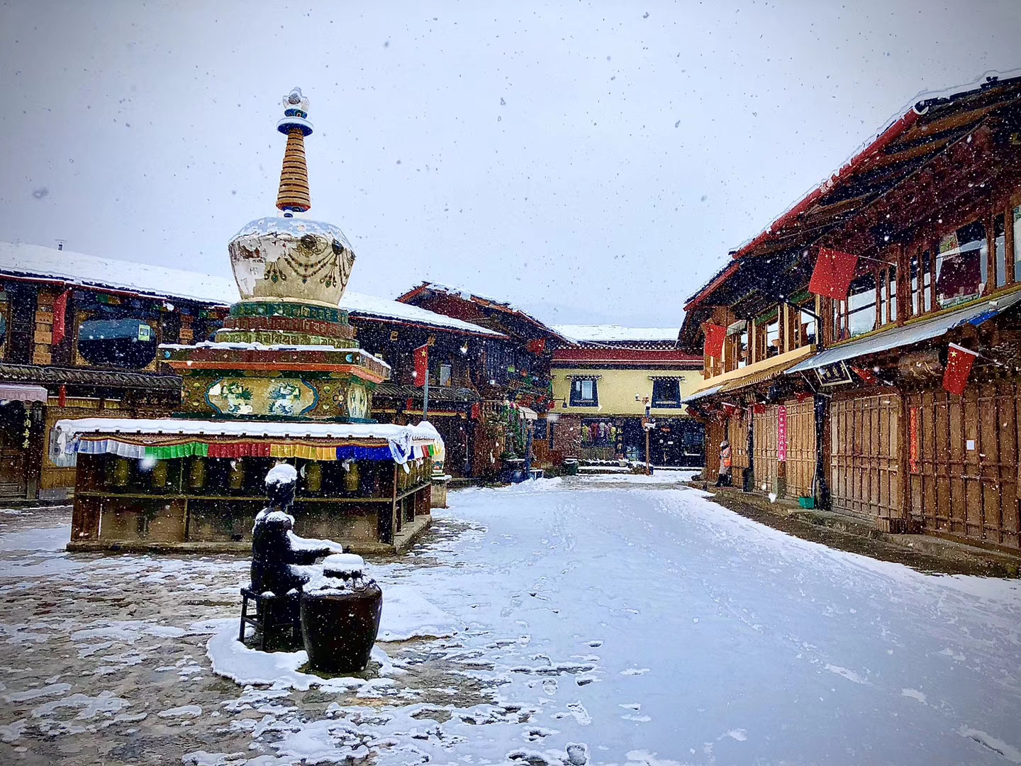 香格里拉又下雪啦！雪景雖美，出門賞雪記得帶上口罩哦！