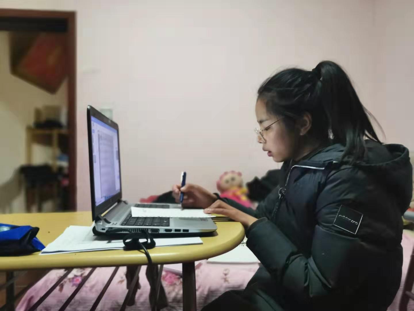 ?初三學生趙馨然正在通過app軟件做作業