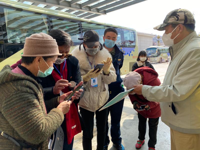 旅客在工作人員引導下有序進站上車