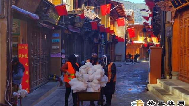 環衛女工在獨克宗古城清理積雪積冰