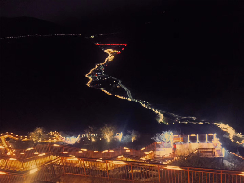 夜幕里閃耀的德欽“網(wǎng)紅朝圣路”，今天你打卡了嗎？