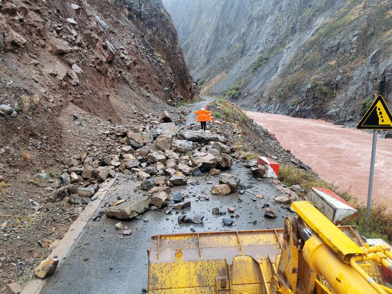 暴雨致德欽境內道路多處沖毀