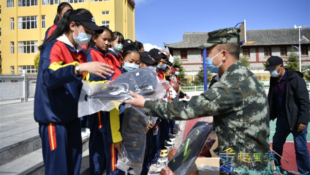 迪慶支隊“六一”兒童節前走訪慰問駐地學校