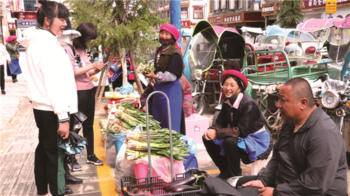香格里拉市東旺路農特產品攤點人氣旺