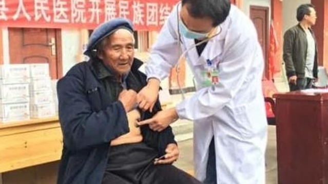 維西縣委辦組織醫療專家深入共樂村開展“健康扶貧”義診活動