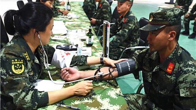 武警云南總隊醫院醫療服務小分隊到香格里拉為官兵查體問診