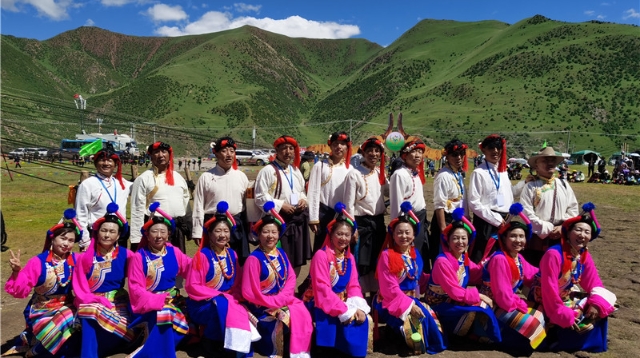 迪慶州文化館雍洽碩弦子民間藝術團參加比如縣第十二屆蘇毗·娜秀文化旅游藝術節暨冬蟲夏草展銷會